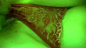 Meu colega puxou minha calcinha de lado e me fudeu gostoso no dorm.