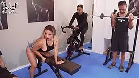 fantasia en el gimnasio con 3 chicos me hacen sentir como una verdadera puta dpp gangbang