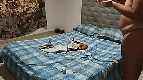 chica gordita se masturba en el baño con un chorro con final feliz