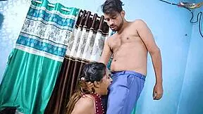 Skolepige oplever første gang med masterji i interracial scene