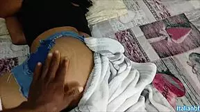 Vengo ingannata e il mio fratellastro mi tocca la figa mentre dormo