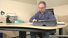 หัวหน้าแก่สัมภาษณ์เลขานุการสาวผอม 18+ ด้วยดูดควยและเย็ดในออฟฟิศ