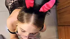 부엌에서 뜨거운 섹스! 흥분한 여자가 큰 자지를 딥스로트하고 뜨거운 구멍에 넣어줘!