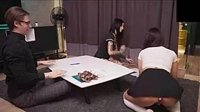 นักเรียนซุกซนเตรียมเซอร์ไพรส์สำหรับเนิร์ดขี้ขลาด