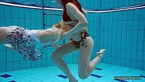 Poglej ti dve vroči lezbijki v bazenu, obriti in seksi z naravnimi joški pod vodo