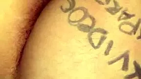 me intenta meter el dedo en el culito apretado de la teen