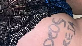 me intenta meter el dedo en el culito apretado de la teen