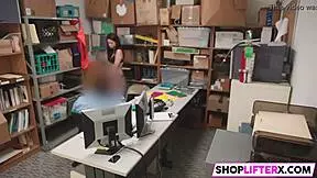 vlomilec piha ogromnega kurca v trgovski pisarni, ujet od policije!