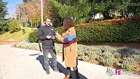 We gaan de straat op en vragen of mensen Elena de la Vega willen neuken.