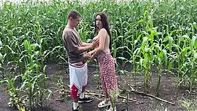 Saya Ngentot Adik Tiri Horny di Ladang Jagung Saat Hujan dan Cum di Pantatnya.