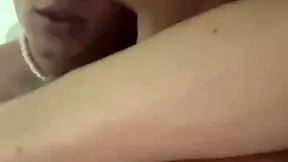 Ježdím na tom obrovském ptáku v cowgirl, zatímco mi olizuje prdel až do výstřiku