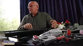 Igriva in seksi 18-letna najstnica zapeljuje dedka in pogoltne njegovo spermo.