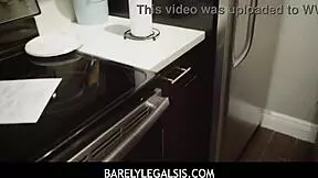 Šta se događa kad kućno školovana 18-godišnja Eliza Eves sretne svoj prvi pravi kurac? 😈