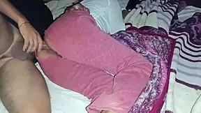 padrastro entra en la madrugada a mi habitacion y me folla por detras con anal y pussy mojada