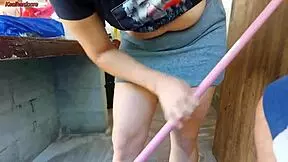 Žena je šla, vroča latinska služkinja pa je prijela moj kurac in ga vtaknila v svoj velik rit v hiši