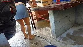 Žena je šla, vroča latinska služkinja pa je prijela moj kurac in ga vtaknila v svoj velik rit v hiši