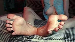 I love watching lil kinky doll give an amazing footjob before getting fucked.