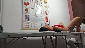 ginecologista enfia dedo no cu e fode paciente