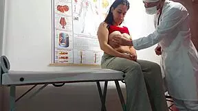 ginecologista enfia dedo no cu e fode paciente