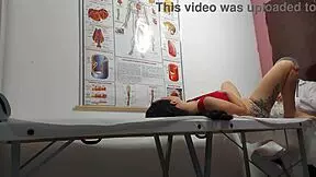 ginecologista enfia dedo no cu e fode paciente