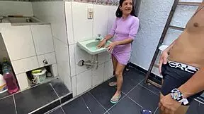 Ayuda a su hijastra flaca a lavar el ba�o a cambio de sacarle toda la leche con su co�o