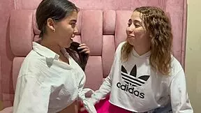 pienet 18+ sisarpuolet suutelevat alasti ulkona eurooppalaisille amatööreille