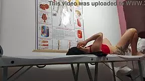 ginecologista enfia dedo no cu e fode paciente