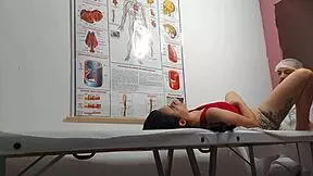 ginecologista enfia dedo no cu e fode paciente