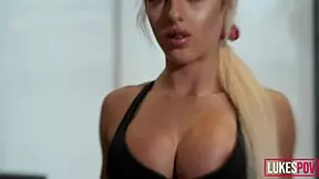 Majhna blondinka fitneska z velikimi cicami dobi jebanje v POV stilu