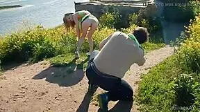 Spunky teen model strips naked outdoors for photoshoot?