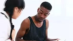 Hej, poglej to azijsko mladenko 18+, ki ravna z masivnim bbc v grlu kot profesionalka