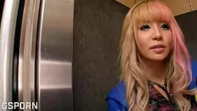 Blond Japonka teen 18+ Rica si užíva blowjob a horúci krémový výstrek do pičky