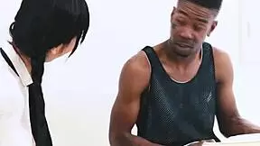 Hej, poglej to azijsko mladenko 18+, ki ravna z masivnim bbc v grlu kot profesionalka