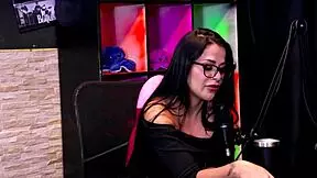 Underdanige vakre amatører i gangbang-scene med svarte gutter, dominasjon og skittprat under utendørs offentlig intervju-casting