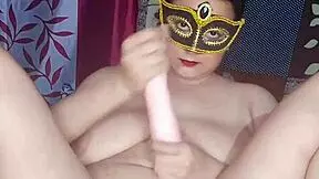 Lahko preneseš plamene želje s vročo Alisha Bhabhi in njeno mokro dlakavo pičko? Ona je ukrivljena indijska beba, ki se sama masturbira z igračami.