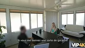 vip4k la jolie blonde allie rae donne sa poule mouillée à un agent de crédit