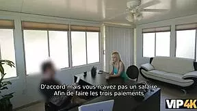 vip4k la jolie blonde allie rae donne sa poule mouillée à un agent de crédit