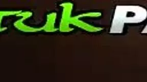 Sitna 18+ azijska tinejdžerka 18+ smeši se i flertuje u punoj filmskoj priči