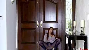 MILF TIP FUCKS DELIVERY BOY-HOLLY LACE