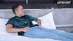 Claudia Bavel, aldatan Latina MILF, büyük sikli oda arkadaşı tarafından köpek stili derinlere vuruluyor