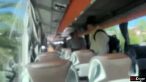 O deli adamı halk otobüsünde boşaltmaya yardım ettim.