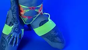 Joanna Angel lepas lingerie neon secara menggoda 😘