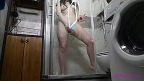 היי, הייתי כל כך חרמנית שחייבתי לגמור עם הדילדו לפני שאני קופצת למקלחת