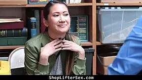 เจ้าหน้าที่LPขู่ว่าจะลงโทษนักขโมยที่จับได้ แต่เธอรับโด๊กกี้สไตล์เอเชียหยาบและขี่ควอเกิร์ลในโรงรถสำนักงาน