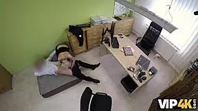 Agent pokliče Lussy Sweet na zmenek ampak ona ga jebe v pisarni