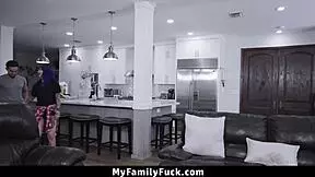 pastorki spravijo sestrično z telefona za zabavno jebanje 😏