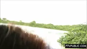 Egzotična mlada devojka pokazuje gaćice i masturbira na javnom mestu