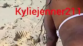 Rjavolaska prostitutka daje grobi anal na plaži