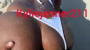 Rjavolaska prostitutka daje grobi anal na plaži