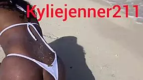 Hnědovláska prostitutka dává drsný anál na pláži